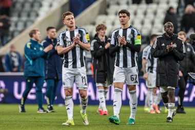 Newcastle United 'tan Harvey Barnes ve Newcastle United' tan Lewis Miley, UEFA Şampiyonlar Ligi Maçı 'ndan sonra taraftarları St. James' s Park, Newcastle, İngiltere 'de 21 Ocak 2026' da oynanan 8 Newcastle United PSV Eindhoven maçında alkışlıyor.
