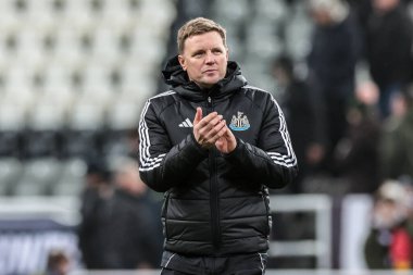 Newcastle United takımının teknik direktörü Eddie Howe, UEFA Şampiyonlar Ligi Maçı 'nda taraftarları alkışlıyor. 8 Newcastle United PSV Eindhoven' a karşı St. James 's Park, Newcastle, İngiltere, 21 Ocak 2026