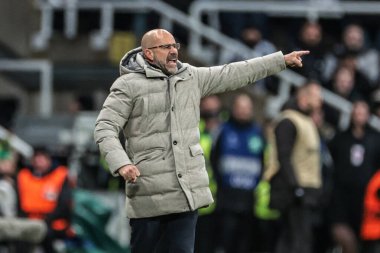 PSV Eindhoven takımının teknik direktörü Peter Bosz, UEFA Şampiyonlar Ligi Maç Maçı sırasında takımına talimat verir. 8 Newcastle United PSV Eindhoven, St. James 's Park, Newcastle, 21 Ocak 2026