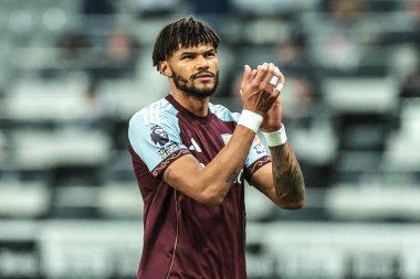Aston Villa 'dan Tyrone Mings, Premier League maçından sonra St.James' s Park, Newcastle, İngiltere 'de oynanan Newcastle United - Aston Villa maçında taraftarları alkışlıyor.