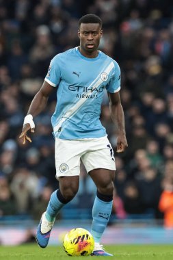 Manchester City 'den Marc Guehi Premier League maçında topla birlikte 24 Ocak 2026 tarihinde Etihad, Manchester, Birleşik Krallık' ta Wolverhampton Wanderers 'a karşı.