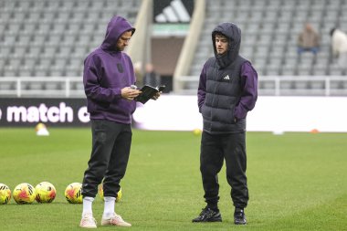 Aston Villa 'dan Matty Cash ve Aston Villa' dan Harvey Elliott, Premier Lig karşılaşması sırasında St.James 's Park, Newcastle, İngiltere, 25 Ocak 2026' da karşı karşıya geldiler.