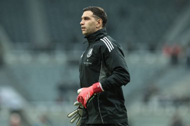 Aston Villa kalecisi Emiliano Martinez Premier Lig maçı sırasında St.James 's Park, Newcastle, İngiltere' de oynanan Newcastle United-Aston Villa maçında ısınma turunda