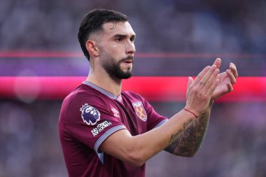 West Ham United takımından Valentin Castellanos, 24 Ocak 2026 'da Londra Stadyumu' nda oynanan Premier League maçında ev desteğini alkışladı.