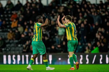 West Bromwich Albion 'dan Jayson Molumby West Bromwich Albion' dan Chris Mepham 'ı West Bromwich Albion' a karşı oynanan Sky Bet Şampiyonası maçında West Bromwich Albion maçında Samuel Iling-Junior ile 1-1 'lik skorla gol atarken kutluyor.