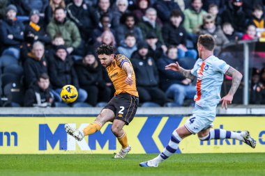 Hull City 'den Lewis Coyle, 24 Ocak 2026' da İngiltere 'nin Hull şehrindeki MKM Stadyumu' nda oynanan Swansea City maçında topu barın üzerinden göndererek topu sandığa sokmaya çalışıyor.