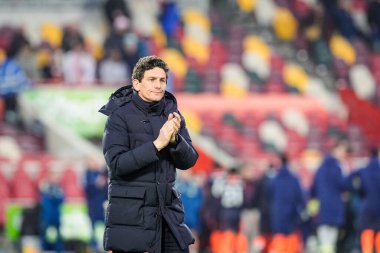 Brentford teknik direktörü Keith Andrews, Premier League maçının son düdüğü çaldıktan sonra Londra 'daki Gtech Community Stadyumu' nda Brentford Nottingham Forest 'a karşı oynanan maçta taraftarları alkışlıyor.