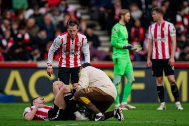 Brentford 'dan Kristoffer Ajer, Premier League maçında Brentford Nottingham Forest' a karşı Gtech Community Stadyumu 'nda tedavi görüyor.