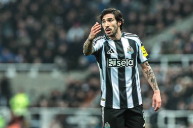 Newcastle United takımından Sandro Tonali, 25 Ocak 2026 'da St. James' s Park, Newcastle 'da oynanan Premier League karşılaşmasında tepki gösterdi.