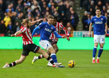 Sheffield United 'dan Tom Davies 24 Ocak 2026' da İngiltere 'nin Sheffield Lane şehrinde oynanan Sky Bet Şampiyonası maçında Ipswich Town' dan Jack Taylor 'a meydan okudu.