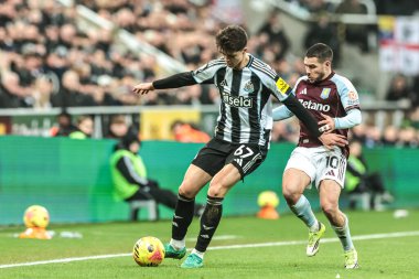 Newcastle United takımından Lewis Miley, Premier Lig maçı Newcastle United - Aston Villa maçında İngiltere 'nin Newcastle şehrinde 25 Ocak 2026' da oynanan St.James 's Park' ta Aston Villa maçında Aston Villa 'nın baskısıyla topu aldı.
