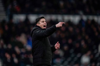 West Bromwich Albion takımının teknik direktörü Eric Ramsay, 23 Ocak 2026 tarihinde İngiltere 'nin Pride Park Stadyumu' nda oynanan Sky Bet Şampiyonası maçında takımına talimatlar verir.