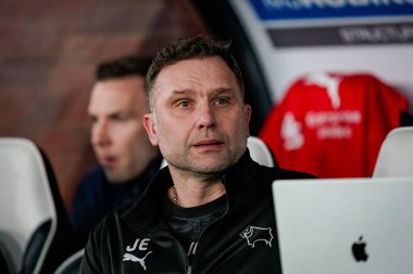 Derby County teknik direktörü John Eustace, 23 Ocak 2026 tarihinde İngiltere 'nin başkenti Pride Park Stadyumu' nda oynanan Derby County - West Bromwich Albion maçında izlemektedir.
