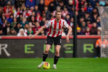 Brentford 'dan Kristoffer Ajer Premier League maçı sırasında topla koşuyor Brentford Nottingham Ormanı' na karşı The Gtech Community Stadyumu, Londra, İngiltere, 25 Ocak 2026