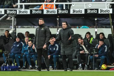 Aston Villa 'nın Unai Emery teknik direktörü, Premier Lig maçı sırasında takımına talimat verir. Newcastle United, St. James' s Park 'ta Aston Villa' ya karşı, 25 Ocak 2026