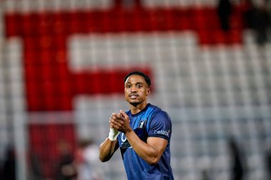 Mansfield Town 'dan Victor Adeboyejo, 24 Ocak 2026, Lamex Stevenage, İngiltere' deki Stevenage-Mansfield Town maçının son düdüğü çaldıktan sonra taraftarları alkışlıyor.