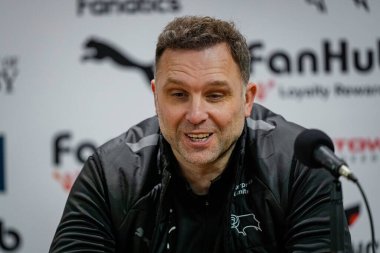 Derby County teknik direktörü John Eustace, 23 Ocak 2026 tarihinde İngiltere 'nin Derby şehrindeki Pride Park Stadyumu' nda oynanan Sky Bet Şampiyonası maçı sırasında düzenlenen basın toplantısında konuştu.