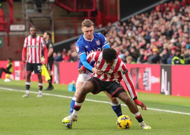 Sheffield United takımından Andre Brooks, 24 Ocak 2026 'da İngiltere' nin Sheffield şehrinde oynanan Sheffield United-Ipswich Town maçında Ipswich Town maçında Ipswich Town 'dan Jack Taylor' ı durdurdu.