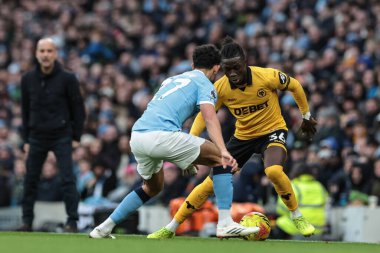 Manchester City 'den Matheus Nunes, Premier League maçında Wolverhampton Wanderers' dan Mateus Mane 'e 24 Ocak 2026 tarihinde Etihad, Manchester, Birleşik Krallık' ta Wolverhampton Wanderers 'a karşı baskı yapıyor.