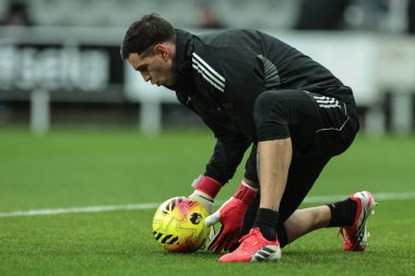 Aston Villa kalecisi Emiliano Martinez Premier Lig maçı sırasında St.James 's Park, Newcastle, İngiltere' de oynanan Newcastle United-Aston Villa maçında ısınma turunda
