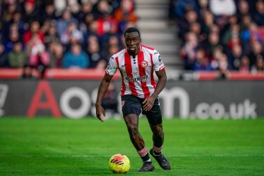 Brentford 'dan Michael Kayode, Premier League maçında Brentford Nottingham Forest' a karşı Gtech Community Stadyumu 'nda koşuyor.