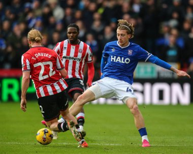 Ipswich Town 'dan Cedric Kipre, Sheffield United' ın 24 Ocak 2026 'da Bramall Lane, Sheffield, İngiltere' de oynanan Sheffield United - Ipswich Town maçında Sheffield United 'ın rakibi Tom Davies ile karşı karşıya geldi.