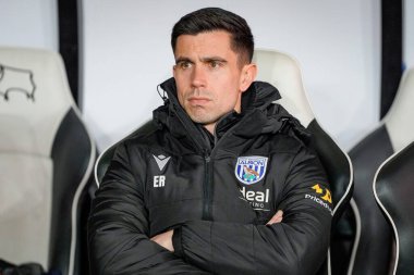 West Bromwich Albion takımının teknik direktörü Eric Ramsay, 23 Ocak 2026 'da İngiltere' nin Pride Park Stadyumu 'nda oynanan Sky Bet Şampiyonası karşılaşmasında maç öncesi ısınma maçına bakıyor.