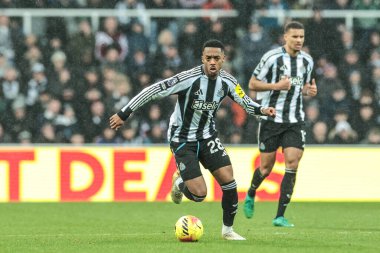 Newcastle United takımından Joe Willock, 25 Ocak 2026 'da St. James' s Park, Newcastle, İngiltere 'de oynanan Premier League maçı Newcastle United - Aston Villa maçında topu aldı.