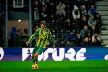 West Bromwich Albion takımından Isaac Price, 23 Ocak 2026 tarihinde İngiltere 'nin Pride Park Stadyumu' nda oynanan Derby County - West Bromwich Albion maçında topu kontrol ediyor.