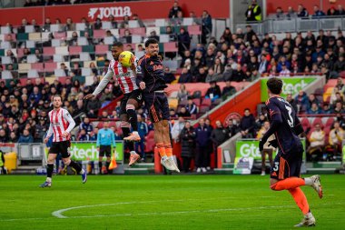Brentford 'dan Rico Henry, Premier League maçında Nottingham Ormanı' ndan Morgan Gibbs-White ile Londra 'daki Gtech Community Stadyumu' nda Brentford - Nottingham Ormanı maçında karşılaşmak için havalandı.