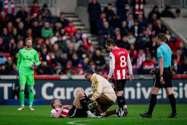 Brentford 'dan Kristoffer Ajer, Premier League maçında Brentford Nottingham Forest' a karşı Gtech Community Stadyumu 'nda tedavi görüyor.