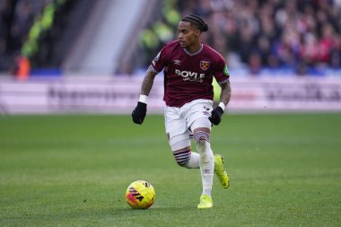 West Ham United takımından Crysencio Summerville, Premier League maçında Londra Stadyumu 'nda West Ham United' a karşı, 24 Ocak 2026 'da oynanan karşılaşmada topa vuruyor.