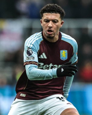 Aston Villa takımından Jadon Sancho Premier Lig maçında Newcastle United, Aston Villa 'ya karşı St. James' s Park, Newcastle, İngiltere, 25 Ocak 2026