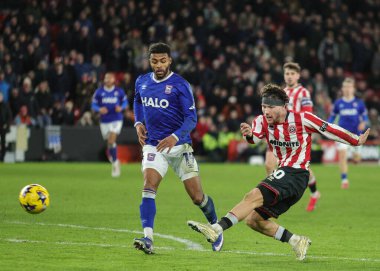 Sheffield United takımından Callum O 'Hare, 24 Ocak 2026' da Sheffield United ile Ipswich Town arasında oynanan Sky Bet Şampiyonası maçında şutunu atıyor.
