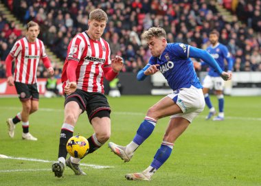 Sheffield United takımından Mark McGuinness, 24 Ocak 2026 'da Sheffield Lane, Sheffield, İngiltere' de oynanan Gökyüzü İddia Şampiyonası maçında Ipswich Town 'a karşı Sammie Szmodics' ten şut çekiyor.
