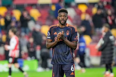 Nottingham Ormanı 'ndan İbrahim Sangare, Premier League' in 25 Ocak 2026 'da Londra' daki Gtech Community Stadyumu 'nda oynanan Brentford Nottingham Ormanı maçının son düdüğü çaldıktan sonra taraftarları alkışlıyor.