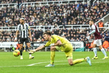 Newcastle United kalecisi Nick Pope Premier Lig karşılaşmasında Newcastle United ile Aston Villa 'nın oynadığı St.James' s Park, Newcastle, İngiltere 'de 25 Ocak 2026' da takım arkadaşlarına topu atıyor.
