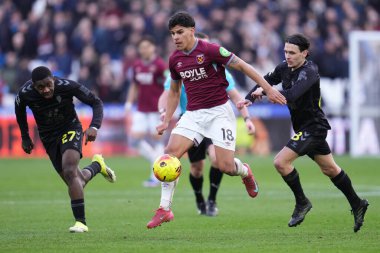 West Ham United takımından Mateus Fernandes, Premier League maçında baskı altında Londra Stadyumu 'nda West Ham United' a karşı Sunderland maçında 24 Ocak 2026 'da top sürüyor.