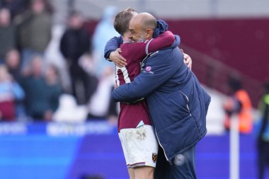 West Ham United 'ın Nuno Espirito Santo teknik direktörü ve West Ham United takımının Jarrod Bowen, 24 Ocak 2026' da Londra Stadyumu 'nda oynanan Premier League maçında kazandıkları galibiyeti kutladılar.