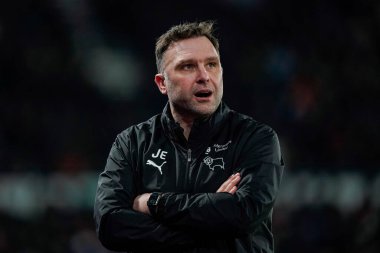 Derby County teknik direktörü John Eustace, 23 Ocak 2026 tarihinde İngiltere 'nin başkenti Pride Park Stadyumu' nda oynanan Derby County - West Bromwich Albion maçında izlemektedir.