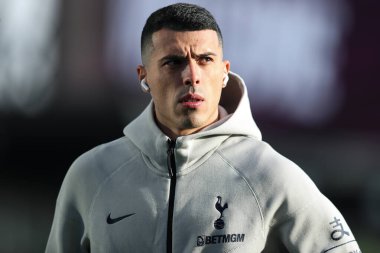 Tottenham Hotspur 'dan Pedro Porro, 24 Ocak 2026 tarihinde İngiltere' nin Burnley kentindeki Turf Moor 'da Premier League karşılaşması öncesinde stadyuma geldi.