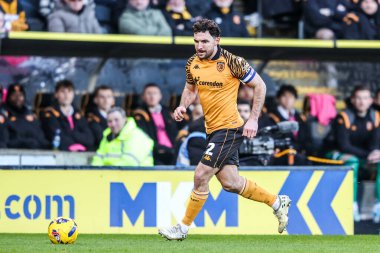 Hull City 'den Lewis Coyle, 24 Ocak 2026' da İngiltere 'nin Hull Stadyumu' nda Hull City ile Swansea City arasındaki Sky Bet Şampiyonası maçında topu bırakıyor.