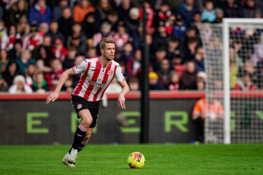 Brentford 'dan Kristoffer Ajer Premier League maçı sırasında topla koşuyor Brentford Nottingham Ormanı' na karşı The Gtech Community Stadyumu, Londra, İngiltere, 25 Ocak 2026