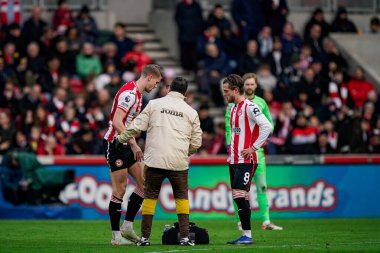 Brentford 'dan Kristoffer Ajer tedavi görüyor ve Premier League maçında sakatlandıktan sonra Gtech Community Stadyumu, Londra, Birleşik Krallık' ta Brentford Nottingham Ormanı 'na karşı oynadığı maçta görevden alındı.