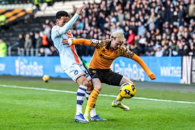 Swansea City 'den Ronald ve Hull City' den Liam Millar, 24 Ocak 2026 'da İngiltere' nin Hull şehrindeki MKM Stadyumu 'nda oynanan Hull City ve Swansea City maçında top için mücadele ediyorlar.