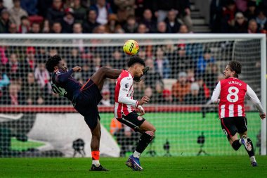 Nottingham Ormanı 'ndan Ola Aina, Premier Lig karşılaşmasında Brentford Nottingham Ormanı' na karşı The Gtech Community Stadyumu, Londra, Birleşik Krallık, 25 Ocak 2026 'da oynanan Premier League karşılaşmasında topu Kevin Schade' den uzaklaştırdı.