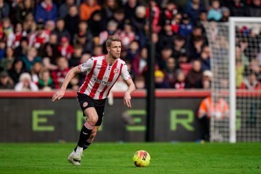 Brentford 'dan Kristoffer Ajer Premier League maçı sırasında topla koşuyor Brentford Nottingham Ormanı' na karşı The Gtech Community Stadyumu, Londra, İngiltere, 25 Ocak 2026