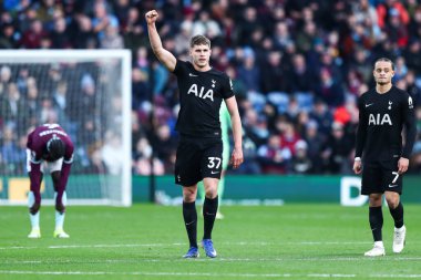 Tottenham Hotspur 'dan Micky van de Ven, 24 Ocak 2026 tarihinde İngiltere' nin Burnley kentindeki Turf Moor 'da oynanan Premier League maçında 0-1' lik skorla gol attıktan sonra kutluyor.