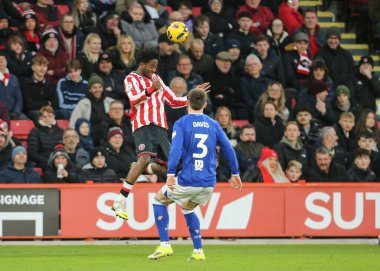 Sheffield United takımından Andre Brooks, 24 Ocak 2026 'da Sheffield, İngiltere' deki Bramall Lane 'de oynanan Sheffield United-Ipswich Town maçında yüksek topu kazandı.