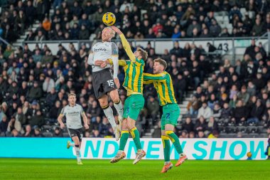 Derby County 'den Lars-Jrgen Salvesen, 23 Ocak 2026 tarihinde İngiltere' nin Pride Park Stadyumu 'nda oynanan Derby County-West Bromwich Albion maçında topu sürüyor.